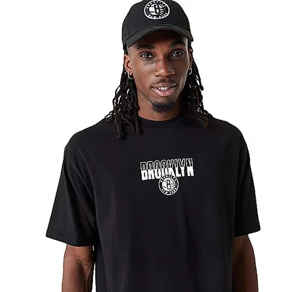 NBA CITY GRPHC BP OS TEE BRONET BL Tee-shirt à manches courtes homme NEW ERA - Image 4